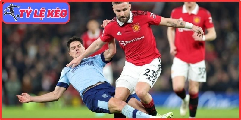 Shaw chấn thương, Old Trafford nín lặng