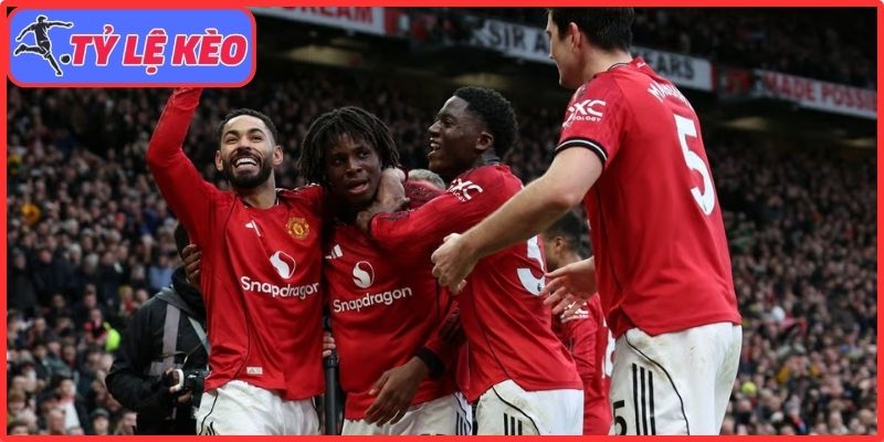 Chỉ 2 điểm nữa, MU chạm vé Champions League
