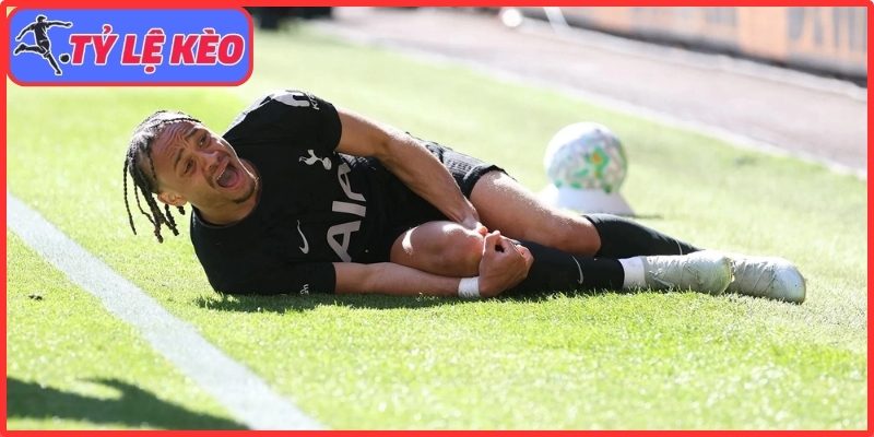 Chấn thương nặng, Simons đối mặt lỡ World Cup
