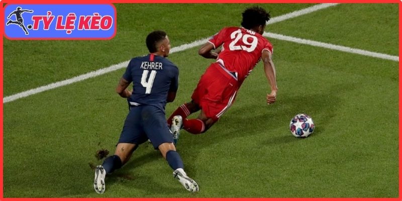 Pha bóng khiến Bayern phản ứng dữ dội